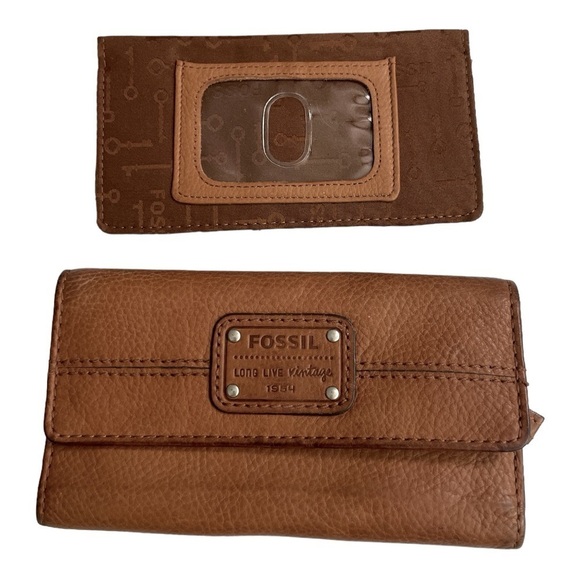 Fossil Long Live Vintage 1954
Tri-Fold Wallet Cow Hide
Leather W/Insert - Picture 7 of 10